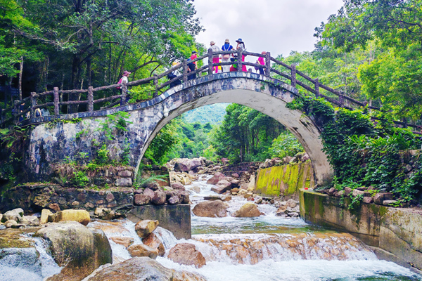 游客在姑婆山景區游玩。黃慶健攝