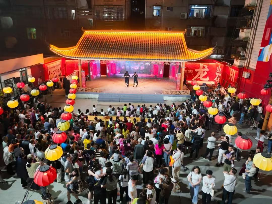 夜晚的龙岩中心城区烟火气十足