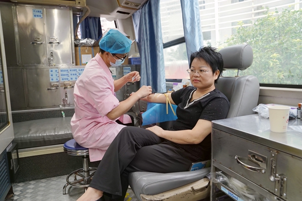 醫護人員正在給群眾抽血。卓芊余攝.jpg