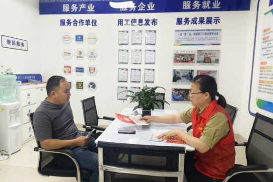 青秀區人大代表蘇應蘭在就業服務站接待前來求職的居民群眾 