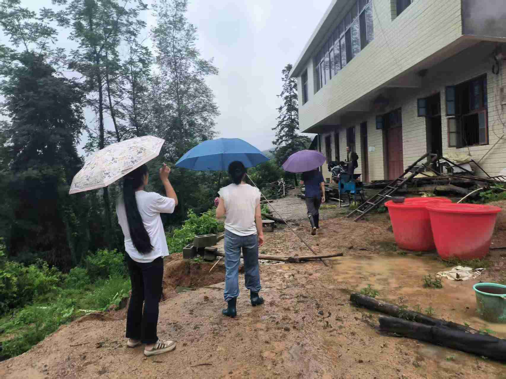 抢险突击队驰援险情一线。