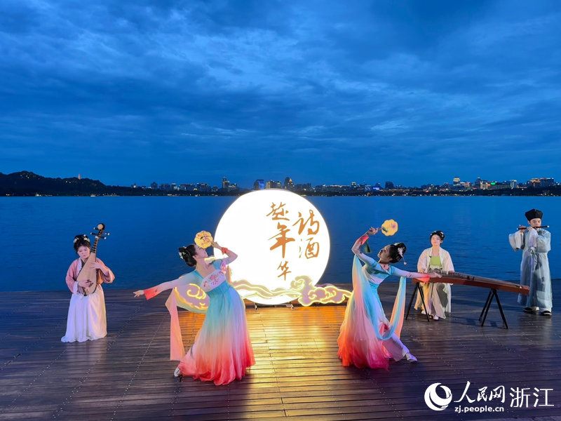 小瀛洲岛上，天水合璧苏堤春晓。人民网 陈陆洵摄