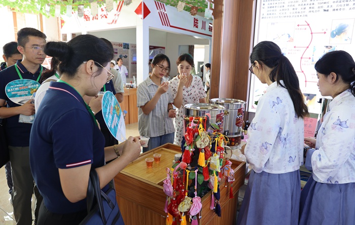 众多市民游客前来咨询体验