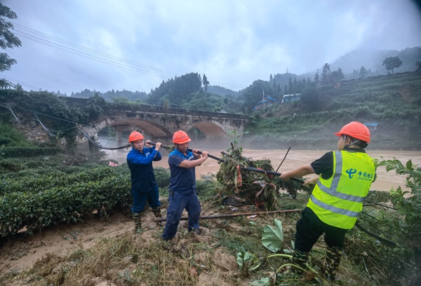 三江分公司保障人員正在進行線路搶修。陳強德攝