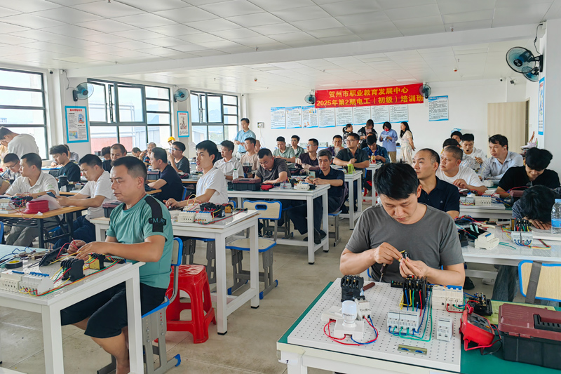 電工培訓班學員在模擬電路實操。