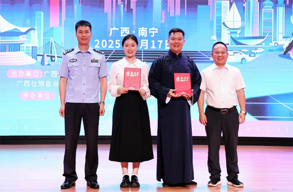 该校获奖团队上台领奖现场。北海艺术设计学院供图