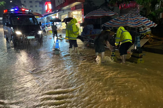 民警辅警对低洼路段设置安全警戒线。凌云县公安局供图