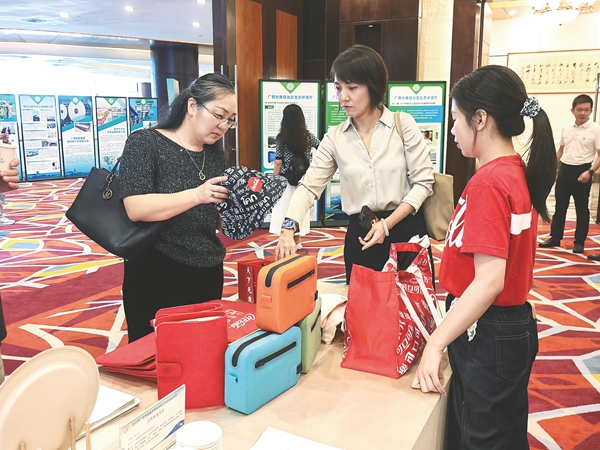甘蔗渣做环保餐具 饮料瓶变时尚单品