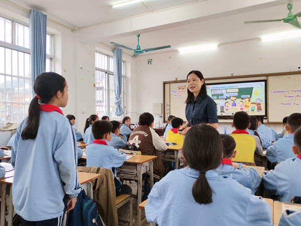 老师在课堂上与学生互动。