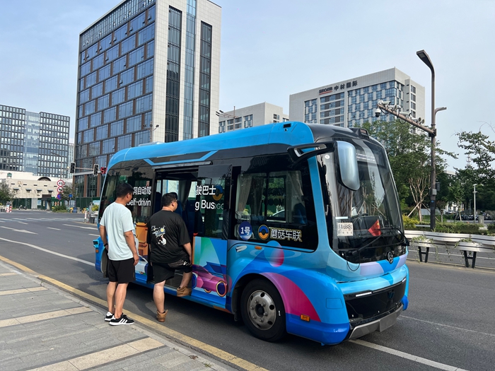 乘客体验自动驾驶接驳小巴