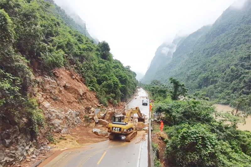 天峨縣S317線路段路段塌方處置現場。陳泓宇攝
