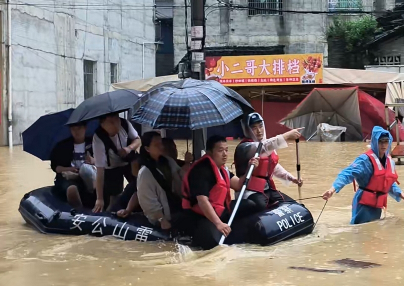 公安紧急转移被困群众。