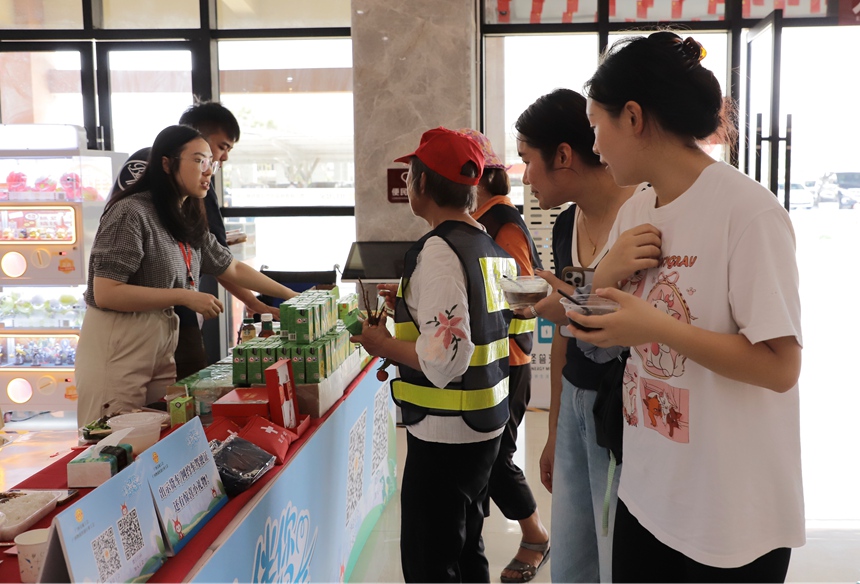 “荔”刻清凉区域，向过往司乘人员赠送免费凉茶、防暑用品及清凉饮料等物品