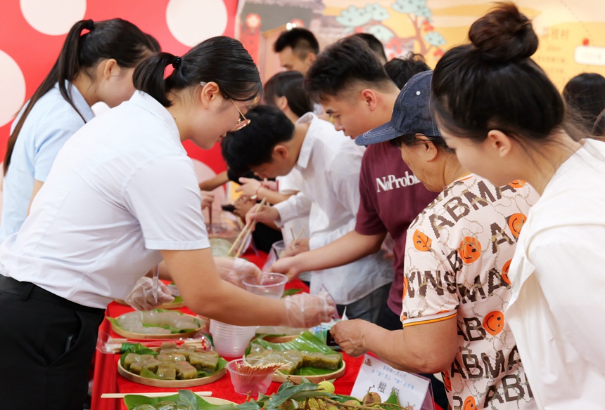 “荔”乡有礼区域，邀请司乘免费品尝香甜的灵山大粽等美食