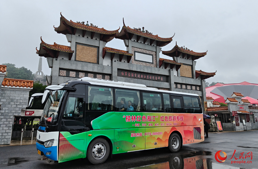 红色旅游巴士。人民网记者 朱晓玲摄