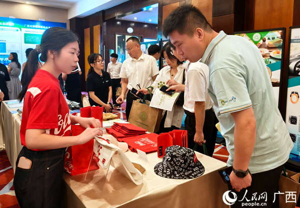 活動現場展出的各類環保創新產品吸引了參會者的目光。人民網記者陳燕攝