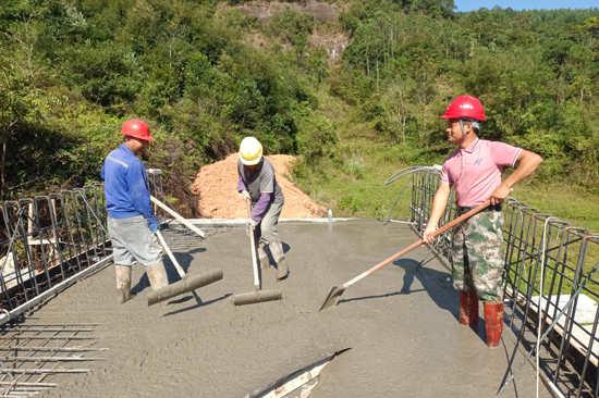 劉振德在施工現場參與施工。廣西水電職院水利工程學院供圖