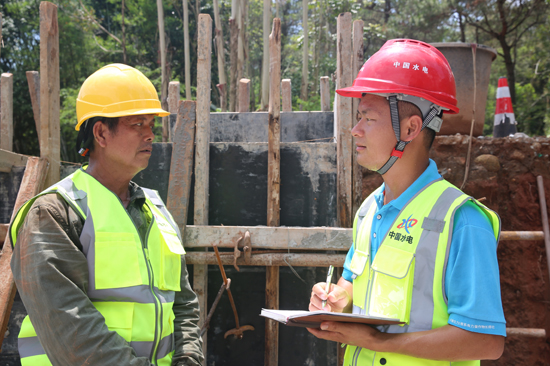 劉振德在施工現場檢查工作。廣西水電職院水利工程學院供圖