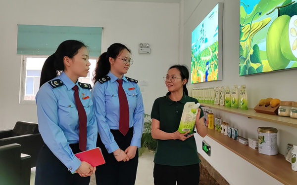 永福税务青年干部在桂林三棱生物科技有限公司了解企业产品情况，并宣传相关税收优惠政策。蒙玉秀摄