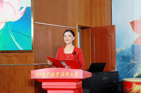 廣西農業職業技術大學黨委常委、紀委書記鄧敏致辭。學校供圖