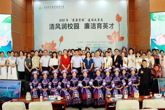 合影留念。學校供圖
