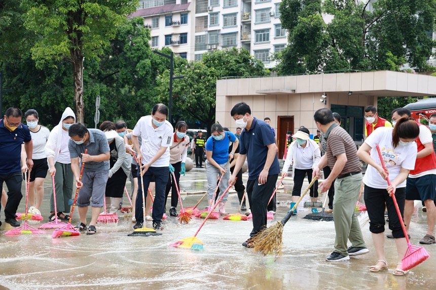 学校领导带领师生做好清污恢复工作。广西现代职院供图