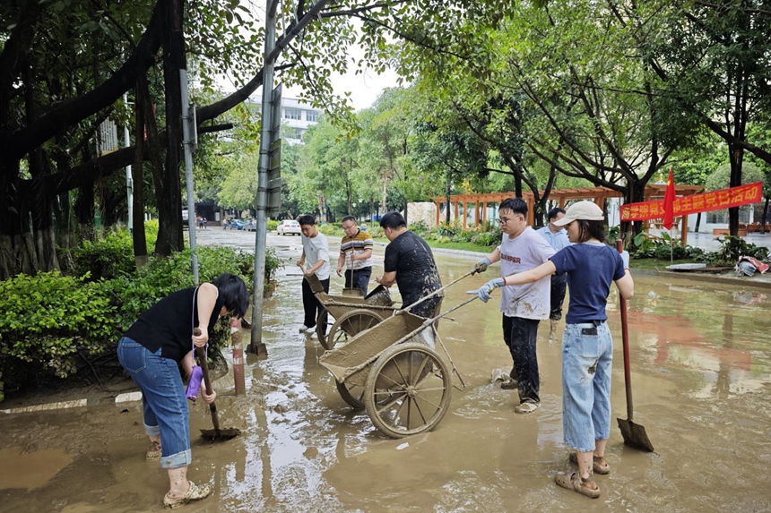 商学院组织教师党员清理打扫主干道。广西现代职院供图