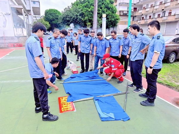 图为南宁供电段团员青年正在学习救援担架制作。田昌友摄