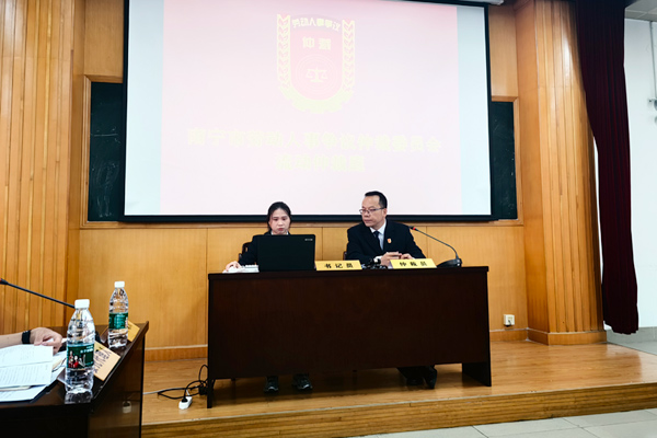 薪滿益足成員與南寧市勞動人事爭議仲裁院協力開展沉浸式法律培訓。陳婷婷攝