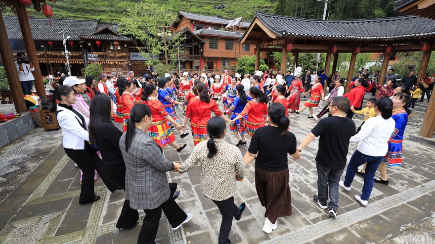 在车田石山底，村民和游客共舞