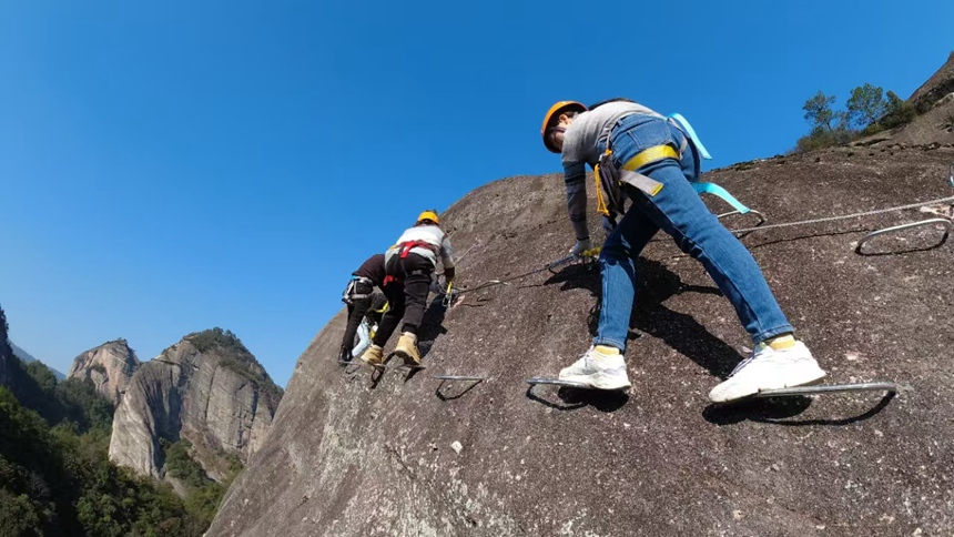 在八角寨景区，游客正在体验飞拉达项目