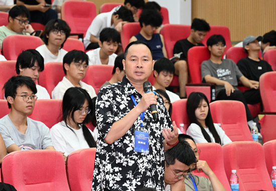 坭兴陶业界人士围绕坭兴陶产业立法发表意见建议。谭乃豪摄