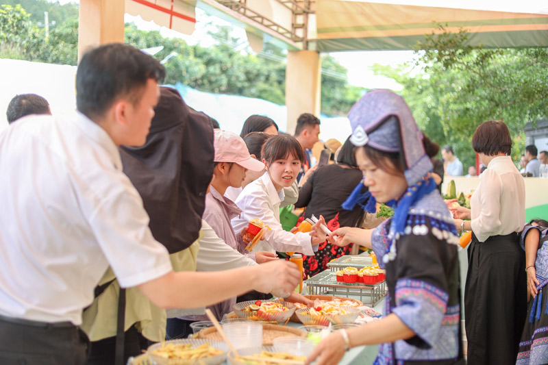 游客與客商們品嘗芒果類美食。梁力升攝