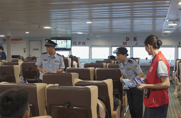 民警发放禁毒宣传资料
