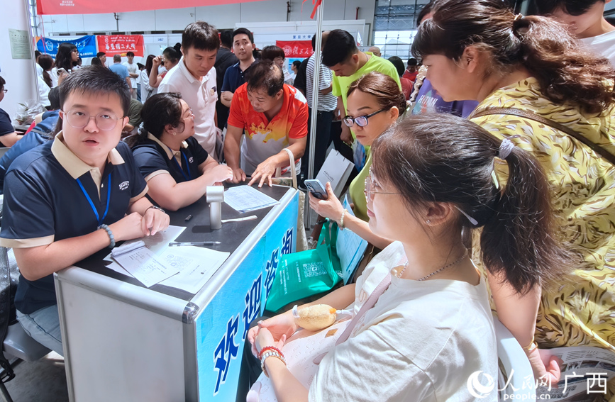 家长陪同学生在现场咨询。人民网记者 陈燕摄