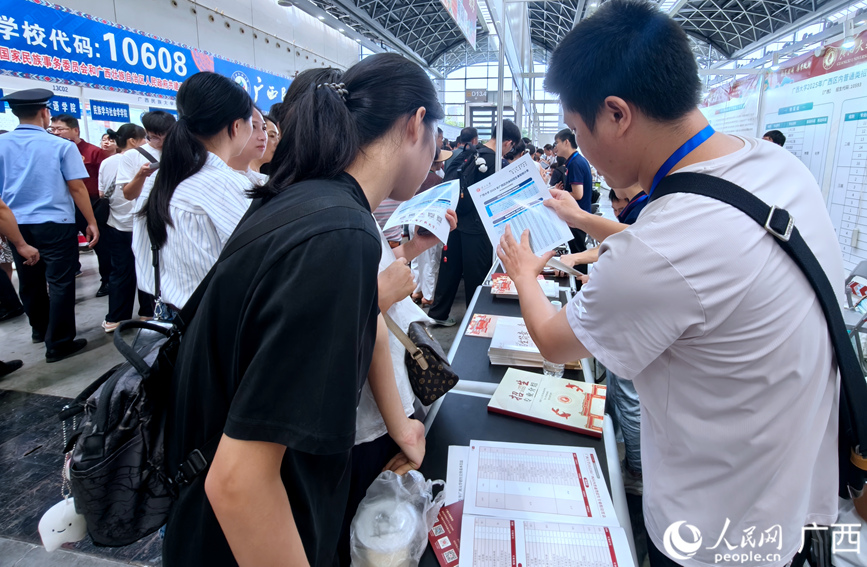 家长陪同学生在现场咨询。人民网记者 陈燕摄