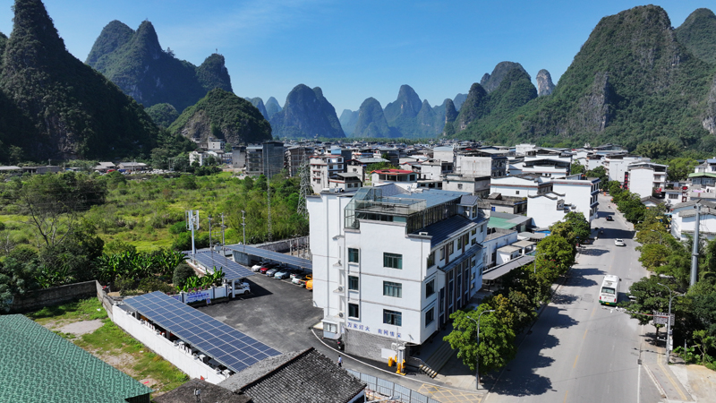 在桂林陽朔漓江核心景區近零碳示范區，已建成廣西首個基於碳流分析的風光儲直柔充零碳供電所。莫希濤攝