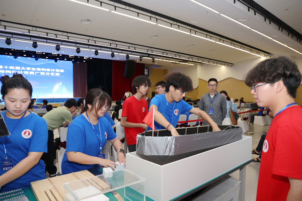 参赛选手正在制作模型。贺州学院供图