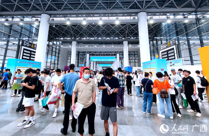 招生咨询会现场。人民网记者 陈燕摄