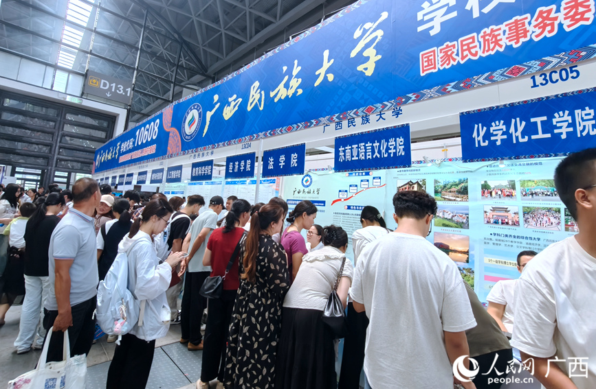 各高校展位人头攒动。人民网记者 陈燕摄