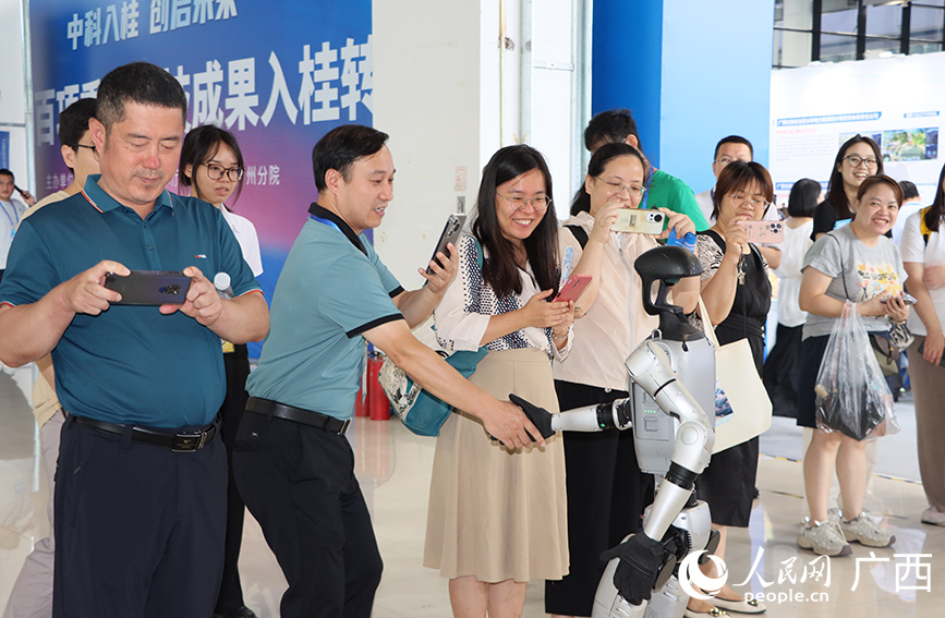 智能機器人與現場觀眾互動。人民網 付華周攝