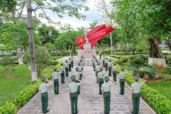 武警官兵重溫入黨儀式現場。