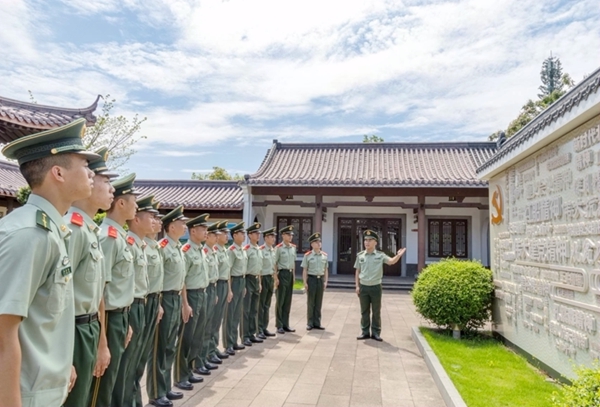 武警官兵在參觀共產黨員精神譜系園。