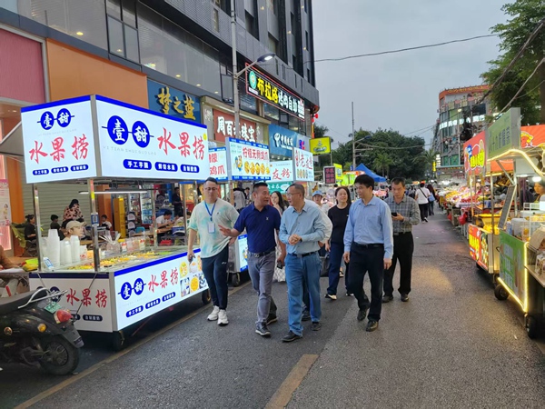 调研组在南宁仙葫夜市实地调研。隆安县人大供图