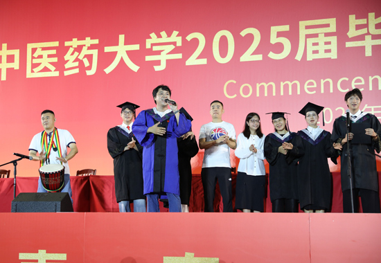 毕业生和老师表演节目。广西中医药大学供图