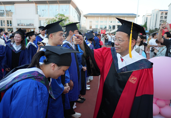 莫锦荣书记为毕业生拨穗。广西中医药大学供图