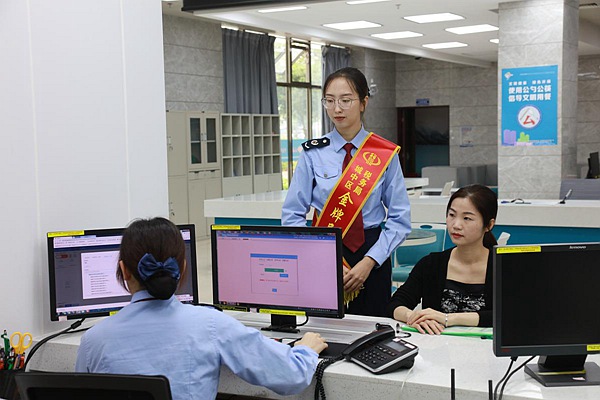 图为金牌导税员正在辅导纳税人办理业务