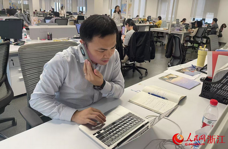 徐能正在进行项目对接。最多时，他一天要打200多个电话