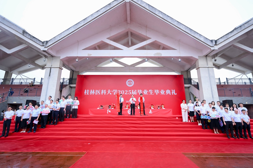 院（系）党政领导班子送对联。桂林医科大学供图