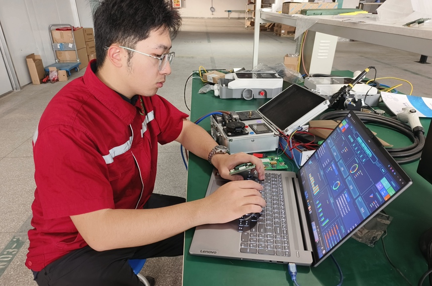 “源啟星鏈”團隊進行充電界面調試。潘知南攝